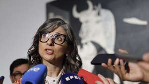 epa12935356 Francesca Albanese, the United Nations (UN) Special Rapporteur on the occupied Palestinian territories, speaks to the media while she poses in front of 'Guernica' during her visit to Picasso’s masterpiece at the el Reina Sofia Museum in Madrid, Spain, 06 May 2026.  EPA/Mariscal