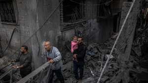 epa12942851 Palestinians inspect the ruins of their destroyed homes after an Israeli airstrike in the Al-Shati refugee camp, west of Gaza City, Gaza Strip, 09 May 2026. The overnight attack targeted a building following Israeli army warnings for residents to evacuate immediately.  EPA/MOHAMMED SABER