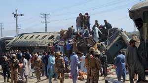 epa12989501 Security officials and rescuers gather near wrecked train carriages at the scene of a deadly blast in Quetta, Pakistan, 24 May 2026. Several people were killed, dozens more injured, and multiple carriages were derailed after an explosion targeted a passenger train at the Chaman Phatak crossing in Quetta, according to railway authorities.  EPA/FATEH MUHAMMAD
