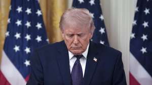 epa12984916 US President Donald Trump attends a swearing-in ceremony for Kevin Warsh as the new Chairman of the Federal Reserve in the East Room of the White House in Washington, DC, USA, 22 May 2026.  EPA/YURI GRIPAS / POOL