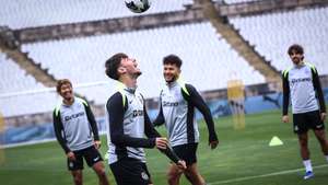 Os jogadores do Sporting, Georgios Vagiannidis (2-E) e Luis Suárez (2-D), durante um treino de preparação para o jogo da final da Taça de Portugal contra o Torreense, no Estádio Nacional, em Oeiras, 19 de maio de 2026. RODRIGO ANTUNES/LUSA
