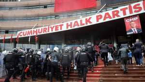 epa12990340 Turkish riot police enter the headquarters of the main opposition Republican People's Party (CHP) to evict its ousted leadership after authorities ordered the enforcement of a court ruling in Ankara, Turkey, 24 May 2026. The Ankara governor's office ordered the removal of CHP members aligned with ousted leader Ozgur Ozel after a Turkish appeals court annulled the 2023 party congress that elected him, citing irregularities, and reinstated former chairman Kemal Kilicdaroglu.  EPA/NECATI SAVAS