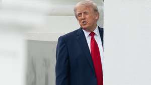 epa12993438 US President Donald Trump inspects the columns of the North Portico of the White House in Washington, DC, USA, 25 May 2026.  EPA/AARON SCHWARTZ / POOL