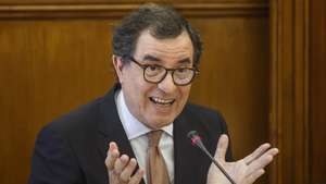 O ministro da Economia e da Coesão Territorial, Manuel Castro Almeida, intervém durante a sua audição na Comissão da Reforma do Estado e Poder Local, na Assembleia da República, em Lisboa, 27 de maio de 2026. ANTÓNIO PEDRO SANTOS/LUSA