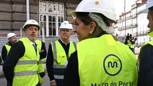 O presidente da Administração da Metro do Porto, Emídio Gomes (C) acompanha o Presidente da Câmara Municipal do Porto, Pedro Duarte (E) na visita da obra da Linha Rosa da Metro do Porto. Porto, 09 de janeiro de 2026. FERNANDO VELUDO/LUSA