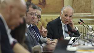 O procurador-geral da República, Amadeu Guerra (D) ouvido esta tarde na Comissão de Assuntos Constitucionais, Direitos, Liberdades e Garantias na Assembleia da República em Lisboa, 28 de maio de 2026. MIGUEL A. LOPES/LUSA