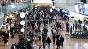 epaselect epa12556716 Haneda Airport’s Terminal 2 is crowded with travellers due to flight cancellations, in Tokyo, Japan, 29 November 2025. Airbus has ordered immediate repairs to 6,000 A320-family aircraft after analysis showed that intense solar radiation may corrupt data critical to the functioning of flight controls.  EPA/JIJI PRESS JAPAN OUT EDITORIAL USE ONLY/