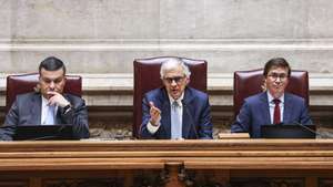 O presidente da Assembleia da República, José Pedro Aguiar-Branco (C), durante o debate parlamentar, na Assembleia da República, em Lisboa, 27 de maio de 2026.  MIGUEL A. LOPES/LUSA