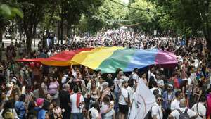 Manifestantes desfilam durante a 27.ª Marcha do Orgulho LGBTI+, sob o tema "Nem Silêncio, Nem Medo: Existimos e Resistimos", com a participação de 17 associações e coletivos com intervenção política na área LGBTI+ (Lésbicas, Gays, Bissexuais, Transgéneros, Queer e Intersexo), em Lisboa, 06 de junho de 2026. ANTÓNIO PEDRO SANTOS/LUSA