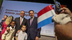 O Presidente da República, António José Seguro (C), acompanhado pelo primeiro-ministro, Luis Montenegro (D), durante o encontro com alunos portugueses, no Centro Cultural Artikuss de Sanem, inserido na visita oficial ao Grão-Ducado, Luxemburgo, 7 de junho de 2026. TIAGO PETINGA/LUSA