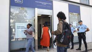Utentes à entrada do novo balcão do Instituto dos Registos e do Notariado (IRN) no Parque das Nações, em Lisboa, 01 de setembro de 2025. Este novo balcão vai receber todo o atendimento presencial que até aqui era prestado na Conservatória dos Registos Centrais. MIGUEL A. LOPES/LUSA