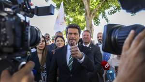 O presidente do Chega, André Ventura, participou num contacto com a população durante uma visita ao comércio local da Moita, 9 de junho de 2026. TIAGO PETINGA/LUSA