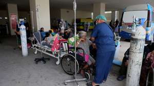 epa13040533 Patients are evacuated outside a local hospital following an earthquake in Palu, Central Sulawesi, Indonesia, 16 June 2026. A 6.7 magnitude hits Central Sulawesi causing panic among residents, while dozens of patients were evacuated from a hospital.  EPA/M TAUFAN