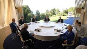epaselect epa13039763 (L-R) Germany's Chancellor Friedrich Merz, Britain's Prime Minister Keir Starmer, US President Donald Trump, French President Emmanuel Macron, Canadian Prime Minister Mark Carney, Italy's Prime Minister Giorgia Meloni, Japan's Prime Minister Sanae Takaichi, and European Council President Antonio Costa (Front L) and European Commission President Ursula Von Der Leyen (Front L) attend a working dinner at the Hotel Royal during the G7 summit in Evian-les-Bains, France, 15 June 2026. The 52nd G7 Summit takes place in Evian-les-Bains from 15 to 17 June 2026.  EPA/YOAN VALAT