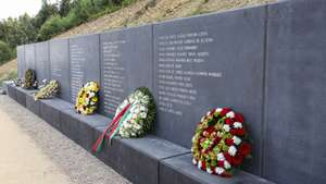 Memorial em homenagem às vítimas dos incêndios florestais em Portugal (EN236-1, na zona de Pobrais (Vila Facaia), Pedrógão Grande, 27 de junho de 2023. O memorial, da autoria do arquiteto Souto Moura, um investimento de 1,8 milhões de euros, inclui um lago de enquadramento, com cerca de 2.500 metros quadrados de área, alimentado por uma gárgula com 60 metros de extensão, sendo bordejado por uma faixa de plantas constituída por nenúfares brancos, lírios e ranúnculos. PAULO NOVAIS/LUSA