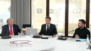 epa13040667 (L-R) US President Donald Trump, French President Emmanuel Macron and Ukrainian President Volodymyr Zelensky during a working session at the G7 summit in Evian-les-Bains, France, 16 June 2026. The 52nd G7 Summit takes place in Evian-les-Bains from 15 to 17 June 2026.  EPA/THIBAULT CAMUS / POOL MAXPPP OUT