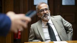 O ministro dos Negócios Estrangeiros, Paulo Rangel, à chegada para a sua audição na Comissão de Negócios Estrangeiros e Comunidades Portuguesas, sobre as divergências relativas à utilização da Base das Lajes, na Assembleia da República, em Lisboa, 17 de junho de 2026. JOSÉ SENA GOULÃO/LUSA
