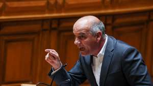 O lider do PCP, Paulo Raimundo, intervém durante o debate com o primeiro-ministro na Assembleia da República, Lisboa, 17 de junho de 2026. MANUEL DE ALMEIDA/LUSA
