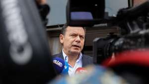 O candidato a presidente do PSD, Luís Montenegro (C) presta declarações aos jornalistas durante as eleições diretas para presidente do PSD, na Sede da Secção do PSD de Espinho, 30 de Maio de 2026. MANUEL FERNANDO ARAUJO/ LUSA
