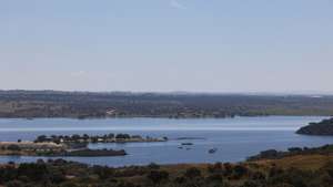 Vista do lago do Alqueva a partir do terraço do Observatório do Lago Alqueva (OLA), espaço de observação astronómica, em Reguengos de Monsaraz, 14 de abril de 2026. A celebrar 10 anos, o OLA, situado em plena Reserva DarkSky Alqueva entre a vila medieval de Monsaraz e as margens da albufeira, nasceu do sonho de Leonel Godinho, um engenheiro civil apaixonado pelo céu da região que o quis mostrar a astroturistas e astrónomos amadores. (ACOMPANHA TEXTO DA LUSA DE 18 DE ABRIL DE 2026). NUNO VEIGA/LUSA
