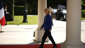 epa13038678 European Commission President Ursula von der Leyen arrives to the Hotel Royal ahead of the G7 summit in Evian-les-Bains, France, 15 June 2026. The 52nd G7 Summit will take place from 15 to 17 June 2026 in Evian-les-Bains on Lake Geneva.  EPA/YOAN VALAT