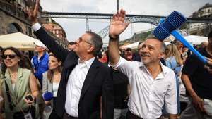 O Presidente da República, António José Seguro (E), acompanhado pelo Presidente da Câmara Municipal do Porto, Pedro Duarte (D), participa nos festejos do São João no Porto, 23 de junho de 2026. JOSÉ COELHO/LUSA