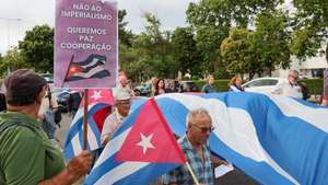 Ação de protesto "Solidariedade com Cuba! Fim ao bloqueio, à agressão e às ameaças dos EUA!" promovida pela Associação de Amizade Portugal-Cuba (AAPC) e pelo Conselho Português para a Paz Cooperação (CPPC) em Lisboa, 25 de junho de 2026. MANUEL DE ALMEIDA/LUSA