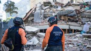 epa13063992 Members of Venezuela's Civil Defense remove debris and search for survivors at buildings collapsed during the earthquakes in the municipality of Chacao in eastern Caracas, Venezuela, 25 June 2026. Two earthquakes of magnitude 7.2 and 7.5 struck Venezuela on 24 June, according to the U.S. Geological Survey.  EPA/BORIS VEGRAGA