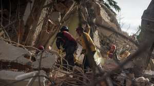 epa13065544 Rescue workers work at a building damaged by an earthquake in the Altamira area of Caracas, Venezuela, 25 June 2026. Venezuelan authorities reported at least 235 deaths and at least 4,300 injuries after two earthquakes, measuring magnitudes 7.2 and 7.5, mainly affected Caracas and nearby La Guaira state, as search efforts for survivors continued and the government assessed property damage.  EPA/Boris Vergara