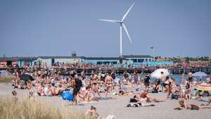 epa13068761 Copenhageners cool down at Amager Beach in Copenhagen, Denmark, 27 June 2026. Danish beaches are predicted to be crowded this weekend as temperatures in many places will reach over 30 degrees, according to the Danish Meteorological Institute (DMI).  EPA/Emil Nicolai Helms  DENMARK OUT