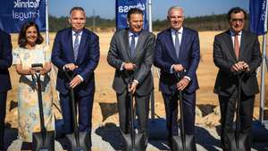 O primeiro-ministro, Luís Montenegro (C), Carsten Spohr (2-D), CEO da Lufthansa, e o ministro da Economia e da Coesão Territorial de Portugal, Manuel Castro Almeida (D), durante o lançamento das novas instalações da Lufthansa Technik Portugal, em Santa Maria da Feira, 29 de junho de 2026. JOSÉ COELHO/LUSA