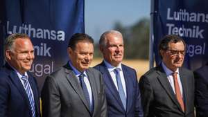 O primeiro-ministro, Luís Montenegro (2-E), Carsten Spohr (2-D), CEO da Lufthansa, e o ministro da Economia e da Coesão Territorial de Portugal, Manuel Castro Almeida (D), durante o lançamento das novas instalações da Lufthansa Technik Portugal, em Santa Maria da Feira, 29 de junho de 2026. JOSÉ COELHO/LUSA