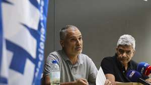 Os secretários-gerais da Federação Nacional dos Professores - FENPROF, Francisco Gonçalves (E) e José Feliciano Costa (D)  durante a conferência de imprensa para apresentar o balanço do ano letivo e denunciar os principais problemas que continuam sem resposta por parte do Ministério da Educação, Ciência e Inovação, na Escola Secundária Alves Martins, em Viseu, 30 de junho de 2026. PAULO NOVAIS/LUSA,