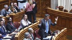 O deputado do Chega, André Ventura, intervém durante a sessão plenária, com a fixação da ordem do dia requerida pelo grupo parlamentar do Partido Socialista (PS), sobre o regime de proteção do património imobiliário público com aptidão habitacional, na Assembleia da República, em Lisboa, 02 de julho de 2026. ANTÓNIO PEDRO SANTOS/LUSA