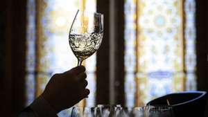 A member of the jury attends a wine tasting event during the opening day of the ‘Essencia do Vinho-Porto 2026’ at Bolsa Palace in Porto, Portugal, 26 February 2026. ‘Essencia do Vinho-Porto 2012’ runs from 26 February until 3rd March. JOSÉ COELHO/LUSA