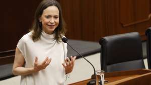 epa12994008 Venezuelan opposition leader and Nobel Peace Prize laureate Maria Corina Machado speaks at the National Assembly of Panama in Panama City, Panama, 25 May 2026.  EPA/BIENVENIDO VELASCO