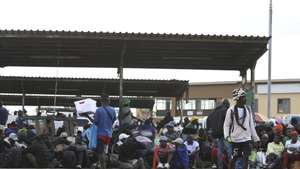 Emigrantes em fuga dos ataques e xenofobia na África do Sul, carregados de bagagens e incerteza, aguardam por um transporte que os leve para casa no terminal rodoviário da Junta, na cidade de Maputo, Moçambique, 30 de junho de 2026. Por entre o fluxo constante de moçambicanos que escapam a ataques xenófobos na África do Sul, transportadores relatam, em Maputo, fugas marcadas por medo e a urgência de resgatar compatriotas, enfrentando a incerteza de perder o sustento. (ACOMPANHA TEXTO DA LUSA DE 06-07-2026) LINA CEBOLA/LUSA