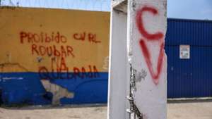 epa12495746 A wall shows the phrase 'No stealing in the community,'signed by the criminal gang CV 'Comando Vermelho' at the entrance to the community in the Vila da Barca neighborhood in Belem, Brazil, 31 October 2025. Organized crime has grown in recent years in Brazil with the emergence of dozens of acronyms, although two gangs control most of the drug and arms trafficking: Primeiro Comando da Capital (PCC) and Comando Vermelho (CV).  EPA/Sebastiao Moreira