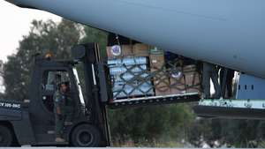 Carregamento de ajuda humanitária que acompanhará a Força Conjunta Nacional para apoiar a missão de busca, salvamento e primeiros socorros na Venezuela, na sequência dos sismos que abalaram a região na Base Aérea N.º 11, em Beja, 26 de junho de 2026. A Cooperação Portuguesa resulta de um esforço de coordenação que envolveu especialmente o Ministério dos Negócios Estrangeiros, o Ministério da Defesa Nacional, o Ministério da Administração Interna e o Ministério da Saúde, refletindo o compromisso de Portugal com a solidariedade internacional e com o apoio à Venezuela, país onde reside uma significativa comunidade de portugueses e lusodescendentes. NUNO VEIGA/LUSA