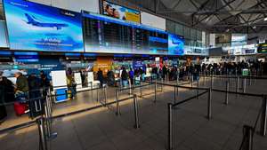 epa12646536 Passengers check in at Liszt Ferenc International Airport in Budapest, Hungary, 13 January 2026. The airport resumed flight operations following a complete halt earlier in the day, which remained in effect for a few hours for safety reasons due to extreme icing.  EPA/TIBOR ILLYES HUNGARY OUT