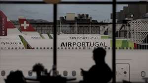 Avião da TAP na pista do Aeroporto Humberto Delgado, em Lisboa, 07 de janeiro de 2026. CARLOS M. ALMEIDA/LUSA
