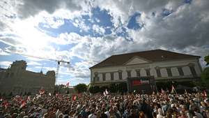 epa13100652 People protest against the amendments to the Basic Law in front of the presidential Alexander Palace in Budapest, Hungary, 09 July 2026. The demonstration was organized by Fidesz and KDNP parties and was centered on the proposed 17th amendment to the Fundamental Law and state media restructuring.  EPA/Tibor Illyes HUNGARY OUT