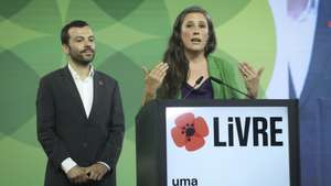 A co-porta-voz do Livre, Isabel Mendes Lopes (D), ladeada pelo outro co-porta-voz do partido, Jorge Pinto (E), intervém durante durante o segundo dia do 17º Congresso do Livre, em Sintra, 12 de julho de 2026. ANTÓNIO PEDRO SANTOS/LUSA