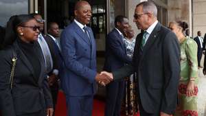 O Presidente de São Tomé e Príncipe, Carlos Vila Nova (D), cumprimenta o primeiro-ministro, Américo Ramos, durante a cerimónia oficial das celebrações do Dia da Independência de São Tomé e Príncipe, São Tomé, 12 de julho de 2026. O Presidente apelou hoje à paz e tolerância nacional, contra o medo, a intimidação e o ódio, no discurso do Dia da Independência, quando falta uma semana para as presidenciais. (ACOMPANHA TEXTO DE 12/07/2026). NUNO VEIGA/LUSA