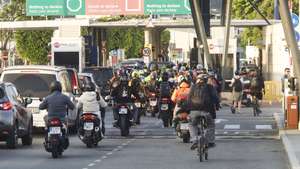 epa12170948 Spanish workers ride toward Gibraltar for work in La Linea de la Concepcion, Spain, 12 June 2025. The UK and Spain have reached a historic deal allowing people to cross the land border freely without passport checks or goods controls. However, the airport will implement Eurostar-style dual border checks.  EPA/A.CARRASCO RAGEL