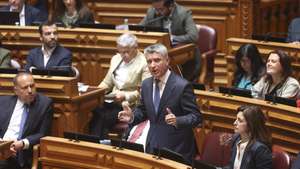 O deputado do Partido Socialista (PS), José Luís Carneiro (C), intervém durante o debate sobre o Estado da Nação, na Assembleia da República, em Lisboa, 16 de julho de 2026. ANTÓNIO PEDRO SANTOS/LUSA