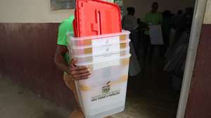 Elementos da comissão eleitoral transportam urnas de voto para as eleições presidenciais, durante uma formação para membros das mesas eleitorais, em São Tomé, São Tomé e Príncipe, 16 de julho de 2026. As eleições presidenciais realizam-se dia 19 de julho e segundo a Comissão Eleitoral Nacional (CEN), os dados definitivos do recenseamento eleitoral automático registaram 142.191 eleitores, dos quais 121.670 estão em São Tomé e Príncipe e 20.521 na diáspora, nomeadamente 15.917 em cinco países da Europa, e 5.324 em quatro países de África. NUNO VEIGA/LUSA