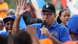 O candidato presidencial Carlos Vila Nova, intervém durante uma passeata de encerramento de campanha eleitoral para as eleições presidenciais do próximo dia 19 de julho, Monte Café, São Tomé, 17 de julho de 2026. NUNO VEIGA/LUSA