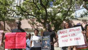 Manifestantes guineenses protestam como forma de exigir a libertação de presos políticos na Guiné-Bissau, junto à sede da Comunidade dos Países de Língua Portuguesa (CPLP), em Lisboa, 17 de julho de 2026. ANTÓNIO PEDRO SANTOS/LUSA