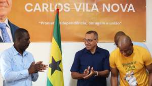 O candidato vencedor das eleições, Carlos Vila Nova (C), aplaudido por elementos da sua equipa no início de uma conferência de imprensa na sua sede de candidatura, São Tomé, 20 de julho de 2026. NUNO VEIGA/LUSA